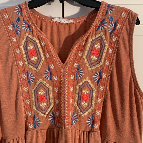 Solitaire Floral Embroidery Sleeveless Top - Picture 2 of 7